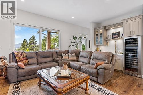 3022 Dunster Road, Kelowna, BC - Indoor Photo Showing Living Room