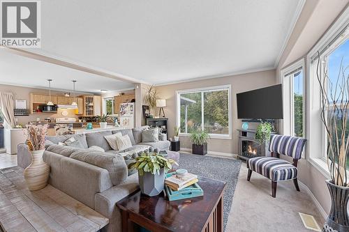 3022 Dunster Road, Kelowna, BC - Indoor Photo Showing Living Room