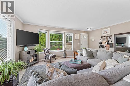 3022 Dunster Road, Kelowna, BC - Indoor Photo Showing Living Room
