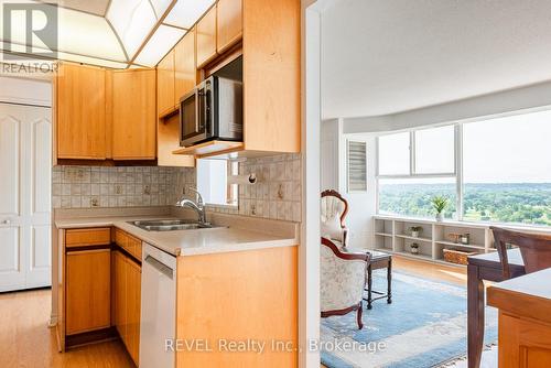 Ph 4 - 7 Gale Crescent, St. Catharines (E. Chester), ON - Indoor Photo Showing Kitchen With Double Sink