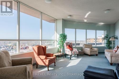 Ph 4 - 7 Gale Crescent, St. Catharines (E. Chester), ON - Indoor Photo Showing Living Room