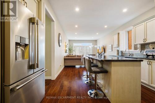 21 Shade Forest Trail, Hamilton, ON - Indoor Photo Showing Kitchen With Upgraded Kitchen