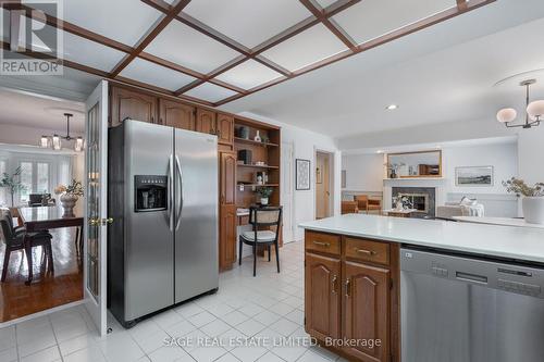 172 Burnhamthorpe Road, Toronto, ON - Indoor Photo Showing Kitchen