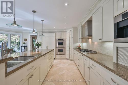 342 Pomona Avenue, Burlington, ON - Indoor Photo Showing Kitchen With Double Sink With Upgraded Kitchen