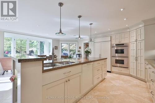 342 Pomona Avenue, Burlington, ON - Indoor Photo Showing Kitchen With Double Sink With Upgraded Kitchen