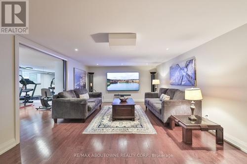 342 Pomona Avenue, Burlington, ON - Indoor Photo Showing Living Room