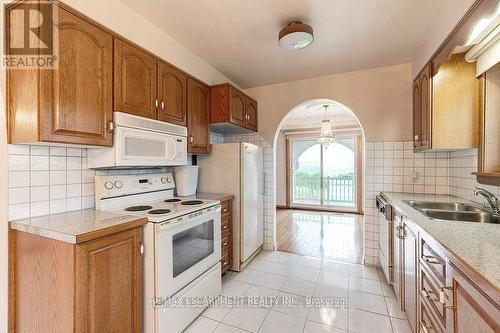 595 Green Mountain Road E, Hamilton, ON - Indoor Photo Showing Kitchen With Double Sink