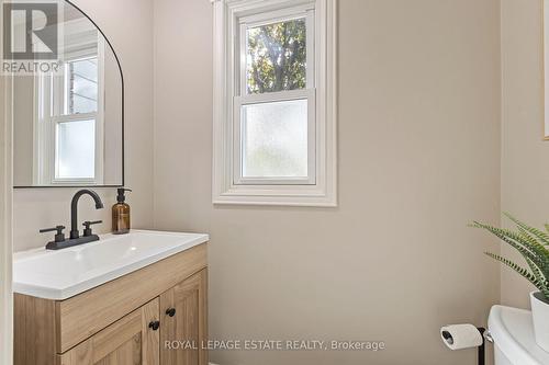 4231 Dunvegan Road, Burlington, ON - Indoor Photo Showing Bathroom