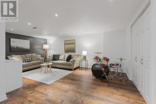 4231 Dunvegan Road, Burlington, ON - Indoor Photo Showing Living Room