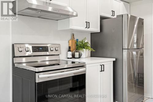 106 - 2555 Thomas Street, Mississauga, ON - Indoor Photo Showing Kitchen