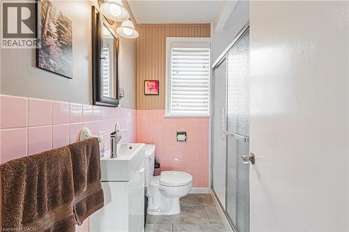 31 Buchanan Street, Hamilton, ON - Indoor Photo Showing Bathroom