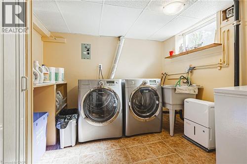 31 Buchanan Street, Hamilton, ON - Indoor Photo Showing Laundry Room