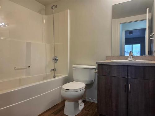 210 8 Brighton Lane, Steinbach, MB - Indoor Photo Showing Bathroom