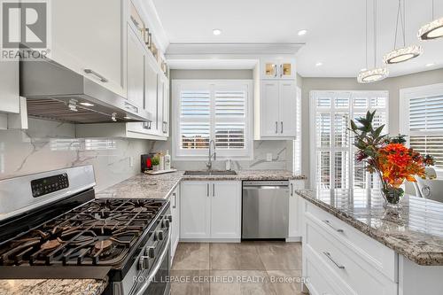 1468 Liverpool Street, Oakville, ON - Indoor Photo Showing Kitchen With Upgraded Kitchen