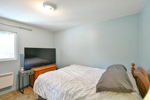 Chambre à coucher - 33 410E Avenue, Saint-Hippolyte, QC - Indoor Photo Showing Bedroom