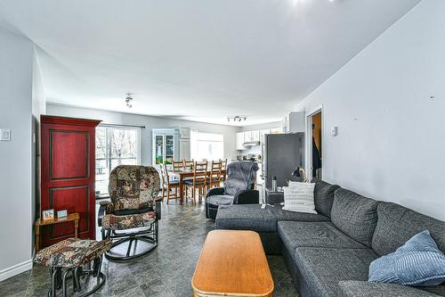 Salon - 33 410E Avenue, Saint-Hippolyte, QC - Indoor Photo Showing Living Room