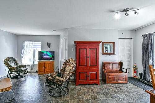 Salon - 33 410E Avenue, Saint-Hippolyte, QC - Indoor