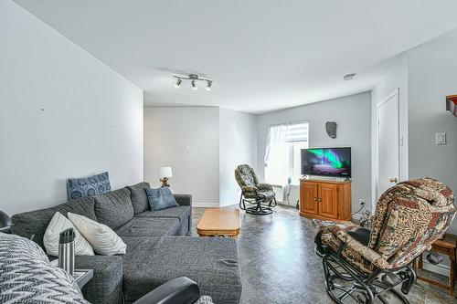 Salon - 33 410E Avenue, Saint-Hippolyte, QC - Indoor Photo Showing Living Room