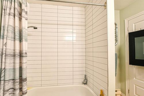 Salle à manger - 33 410E Avenue, Saint-Hippolyte, QC - Indoor Photo Showing Bathroom