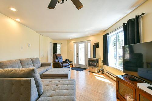 Salon - 33 410E Avenue, Saint-Hippolyte, QC - Indoor Photo Showing Living Room With Fireplace