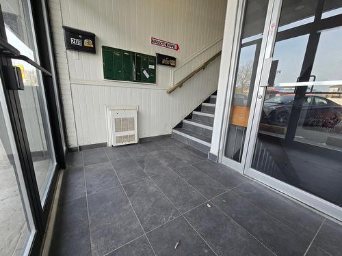 Hall - 204-1276 Boul. Curé-Labelle, Laval (Chomedey), QC - 