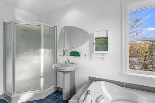 Salle de bains - 200 Ch. De Villandry, Saint-Adolphe-D'Howard, QC - Indoor Photo Showing Bathroom
