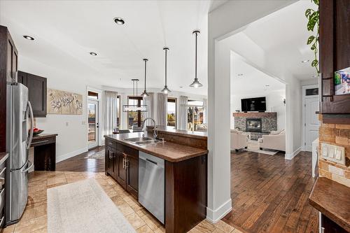 12815 Shoreline Drive, Lake Country, BC - Indoor Photo Showing Kitchen With Stainless Steel Kitchen With Double Sink With Upgraded Kitchen