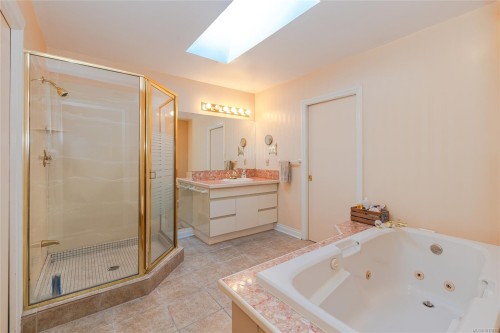 4727 Treetop Hts, Saanich, BC 