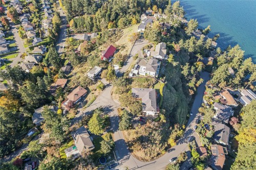 4727 Treetop Hts, Saanich, BC 