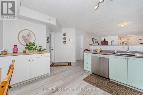 111 - 2035 Appleby Line, Burlington, ON - Indoor Photo Showing Kitchen