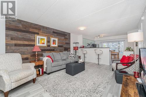 111 - 2035 Appleby Line, Burlington, ON - Indoor Photo Showing Living Room