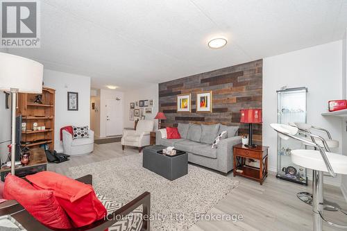 111 - 2035 Appleby Line, Burlington, ON - Indoor Photo Showing Living Room