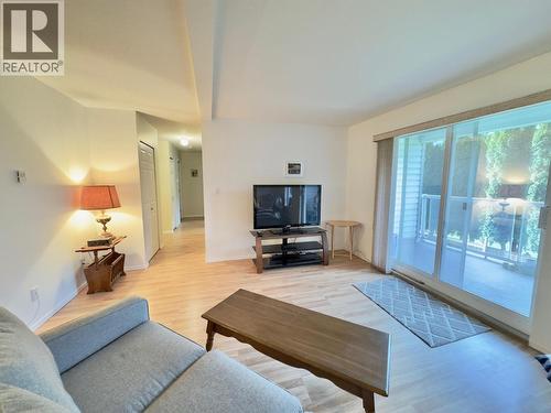 298 Yorkton Avenue Unit# 109, Penticton, BC - Indoor Photo Showing Living Room