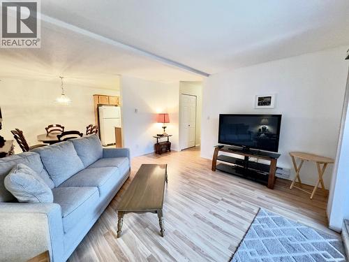 298 Yorkton Avenue Unit# 109, Penticton, BC - Indoor Photo Showing Living Room