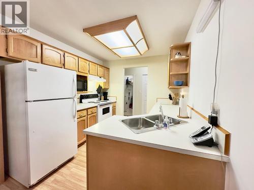 298 Yorkton Avenue Unit# 109, Penticton, BC - Indoor Photo Showing Kitchen With Double Sink