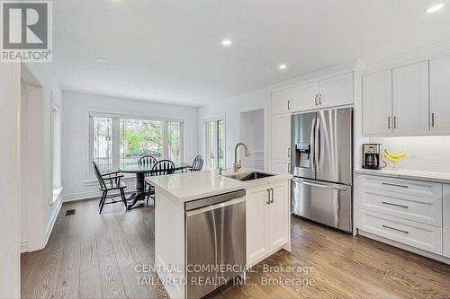 35 Mackay Drive, Richmond Hill, ON - Indoor Photo Showing Kitchen With Upgraded Kitchen