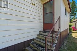 Door to additional storage - 