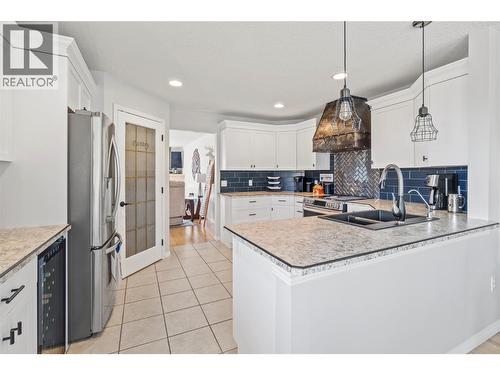 6400 Spencer Road Unit# 17, Kelowna, BC - Indoor Photo Showing Kitchen With Double Sink
