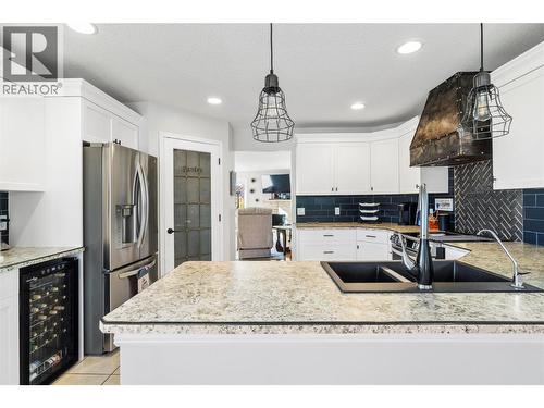 6400 Spencer Road Unit# 17, Kelowna, BC - Indoor Photo Showing Kitchen With Double Sink