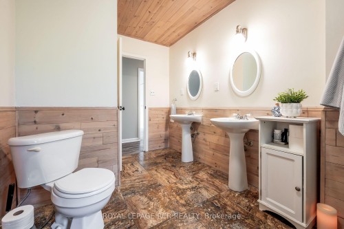 19619 Main Street, Caledon, ON - Indoor Photo Showing Bathroom