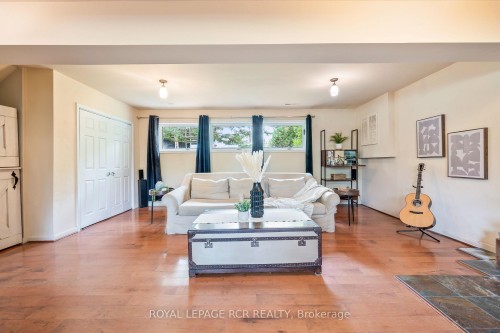19619 Main Street, Caledon, ON - Indoor Photo Showing Living Room