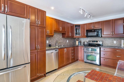 401-4000 Creekside Drive, Hamilton, ON - Indoor Photo Showing Kitchen
