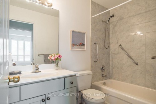 401-4000 Creekside Drive, Hamilton, ON - Indoor Photo Showing Bathroom