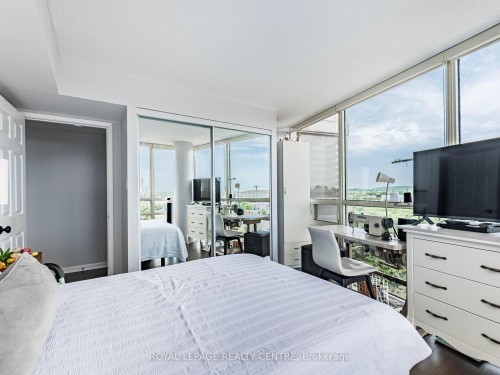 601-50 Eglinton Avenue W, Mississauga, ON - Indoor Photo Showing Bedroom