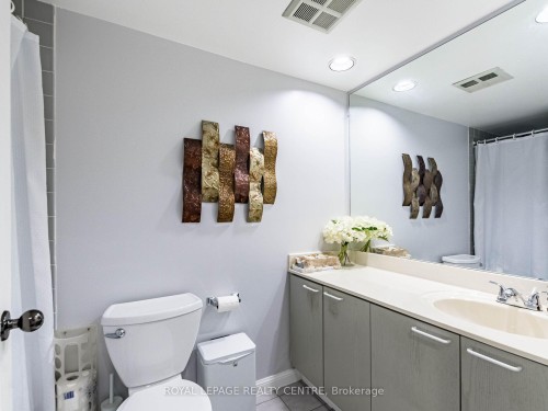 601-50 Eglinton Avenue W, Mississauga, ON - Indoor Photo Showing Bathroom