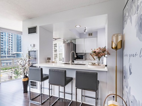 601-50 Eglinton Avenue W, Mississauga, ON - Indoor