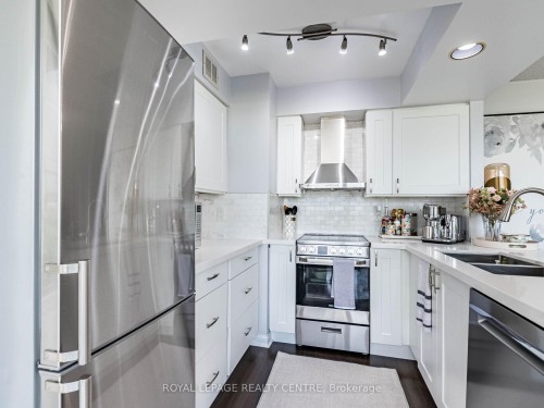 601-50 Eglinton Avenue W, Mississauga, ON - Indoor Photo Showing Kitchen With Double Sink With Upgraded Kitchen