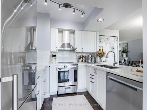 601-50 Eglinton Avenue W, Mississauga, ON - Indoor Photo Showing Kitchen With Double Sink With Upgraded Kitchen