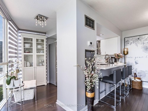 601-50 Eglinton Avenue W, Mississauga, ON - Indoor