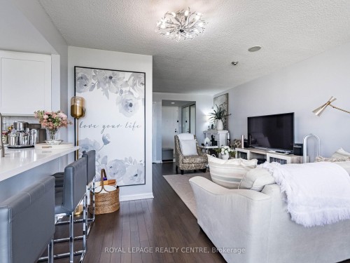 601-50 Eglinton Avenue W, Mississauga, ON - Indoor Photo Showing Living Room